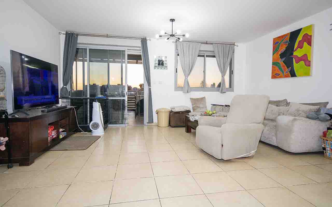 For Sale, 5 Room Dimri Apartment With Sukkah Balcony.